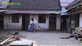 小雪终于坐不住了，一定要去找小苗问清楚咋回事，却被妈妈拦下