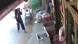 赤脚大妈路过小卖铺，突然停下了脚步，监控拍下无耻一幕！