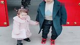二胎妹妹怕冷，小暖男赶忙将她拥入怀里，这情景太温馨了！