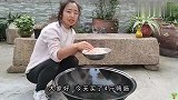 农村媳妇炒4斤香辣鸭肠太下饭了，一家人辣哩吸溜吸溜响，过瘾