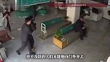 甘肃地震时监控拍下感人瞬间：老人因行动不便，银行众人扶老逃生