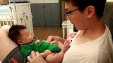 小宝宝睡的正香，爸爸却叫他起床，宝宝的反应太可爱了