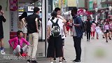 黑人小伙恶作剧，认陌生路人老乡，路人被整的怀疑人生！