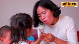 年轻妈妈给娃吃冰条，宝宝大口大口的吃，也不担心孩子会感冒
