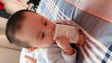 四个月的宝宝在地上捡了个纸片，玩一个小时，这娃太好哄了！