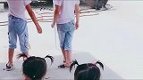 家有两对双胞胎儿女，爸爸为了生活努力工作，看到这一幕好暖心