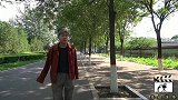 老大爷碰瓷美女，谁料美女却是散打冠军，最后还倒贴2000元