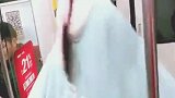 在地铁上遇到的喜欢汉服的小姐姐，还带着面纱，斗篷好漂亮