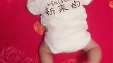 为了教宝宝翻身，全家人都出动了，结果好尴尬呀