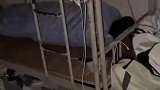 男生在室友耳旁放歌，把室友吓醒了