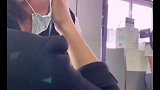 丈夫在家突发脑梗，妻子坐飞机回家却多次延误，女子崩溃大哭，隔着屏幕感到心痛  延迟 崩溃