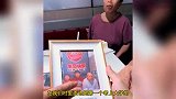 爸爸55岁没过过生日！沪漂医学生带失明父、偏瘫母海底捞庆生