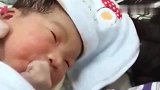 这个刚刚出生的小宝宝，正在独自咬着手指，被你萌化了！