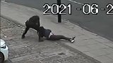 英国：伦敦街头盗贼光天化日之下抢走女子项链，三名路人追赶未果