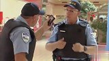 国外恶搞，警察从路人身上搜出另外一个警察的物品