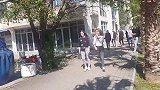 街头草人恶搞，打扮成草人恶搞美女，真是太贱了