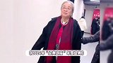 89岁李明启见李雪健难掩激动，深深鞠躬言语哽咽，两人双手紧紧相握