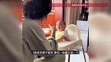 6个月宝宝吃辅食，瞬间被味道“香”一激灵，瞪大眼睛看妈妈又看看饭