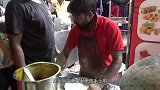 大叔街头卖“甩饼”，飞上天再入锅，食客围3米等着抢！