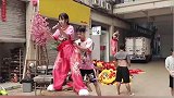 弘扬中国传统文化，17岁女孩练习舞狮