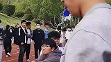 男生在拔河比赛时使用魔法攻击，成功拿下比赛