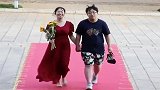 来点正能量！暖心男友哪家强？他帮女友提鞋陪走红毯