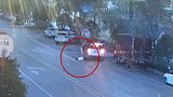 浙江一男子撞车逃逸没关车门 开到半路车上竟掉下个人