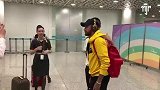 内马尔抵达深圳遇球迷围堵 耐心送签名空姐保安都成粉丝