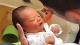 爸爸给小宝宝洗澡,接下来宝宝的表情好萌,太可爱了！