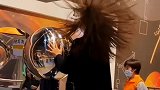 女子体验“怒发冲冠”，姐妹一旁哈哈大笑，这头发都给炸起来了！