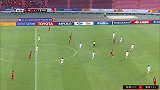 越南再度发起后场长传进攻 何德征门前怒射被后卫挡出