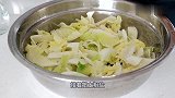 做酸辣白菜加入很多辣酱，腌制几天，一口一片真下饭