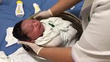 护士把婴儿包裹起来洗澡，让宝宝更温暖更有安全感，太有创意了