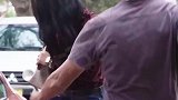 女子街头遭遇危险，小男孩见义勇为，危急关头挺身相救！