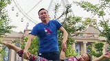 一个敢扔一个敢凹造型，够默契！