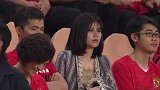 恒大美女球迷看台吸引眼球 中韩球迷看台为球队助威