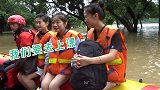 广西柳州持续强降雨引发内涝 消防员开冲锋舟送老师上课