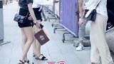 美女太调皮了，明知道别人怕痒，偏偏去整蛊