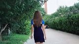 公园惊现1.85米的小姐姐，撩头发的动作真是美到没朋友！