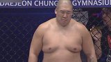 韩国胖子嚣张出场结果被外国巨兽按在地上狂砸几十拳