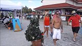街头恶作剧，假扮草人故意吓路人，路人防不胜防