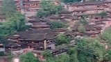 风景如画的芙蓉镇！看着小姐姐趴在围墙上的样子，还挺可爱的