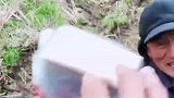 挖掘机师傅干活路上帮老人开荒地，老人非要送烟被师傅拒绝