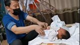 刚出生的婴儿像爸爸的原因是什么？