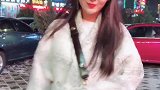 小姐姐真漂亮！身穿个性上衣，笑容灿烂