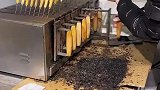 店主拉开烤箱，查看肉串烤得如何