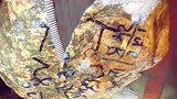 这可能得缝起来，塞回矿区再等三千年，这块石头才会值钱吧！
