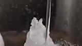 展开内蒙古有多冷？流出的水瞬间冻成冰柱