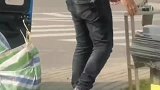 福建小伙路边卖甘蔗, 却从家里自带甘蔗皮, 这是为什么呢