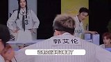 周深《奔跑吧》被拖行引争议，节目组偷偷删除相关片段，不回应也不道歉
